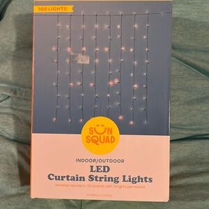Indoor/outdoor LED curtain string lights
